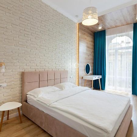 Leogrand Three Bedrooms Vip Apartments On Kniazia Romana 12 Lviv Eksteriør bilde